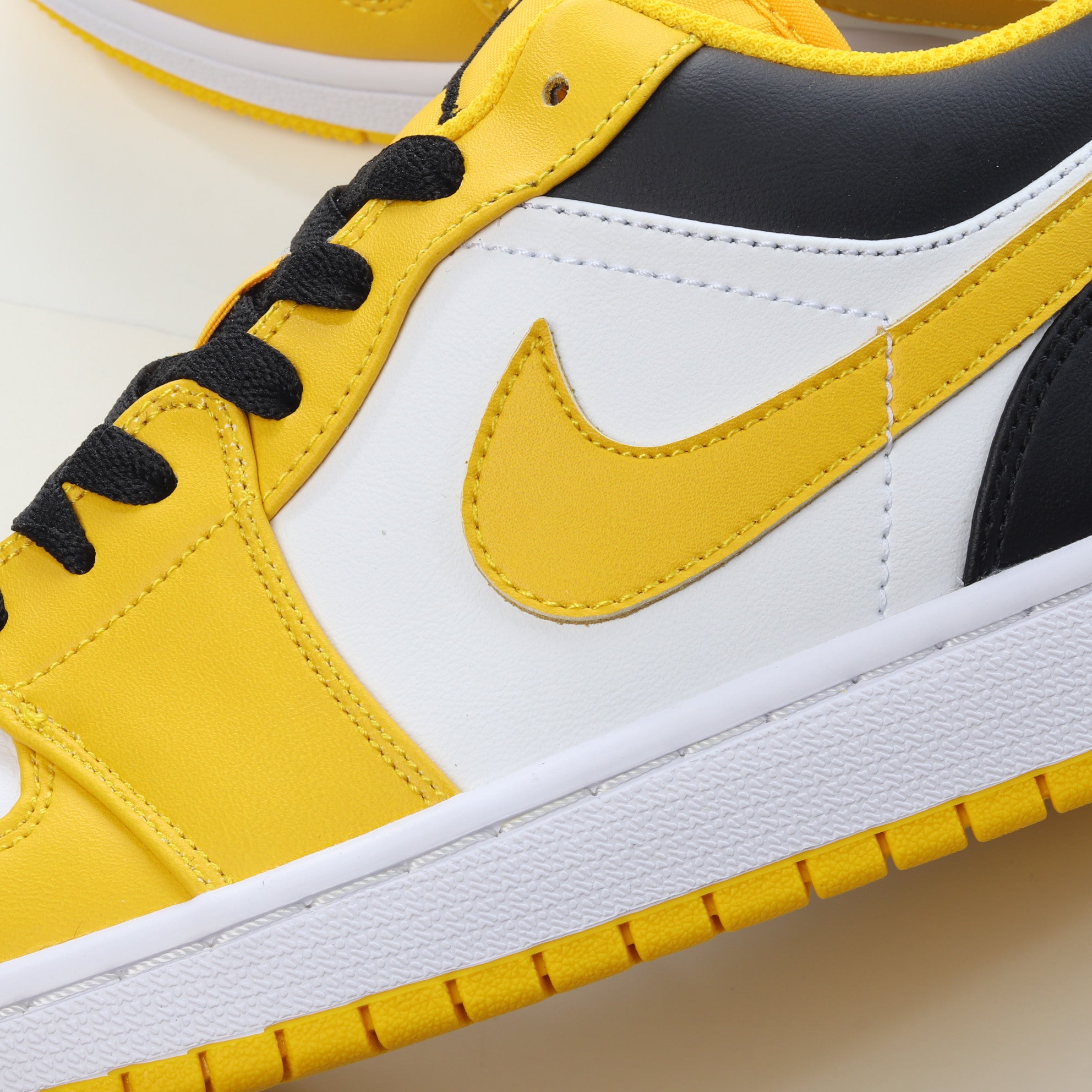 Jordan 1 Low "University Gold"